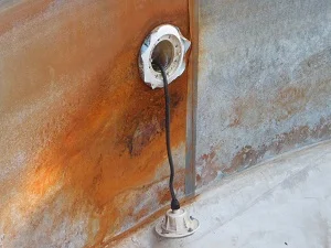 vinyl pool rust from leaking light 