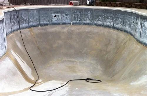 Vinyl pool with no liner in it
